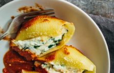 Easy ricotta cheese stuffed shells with spinach