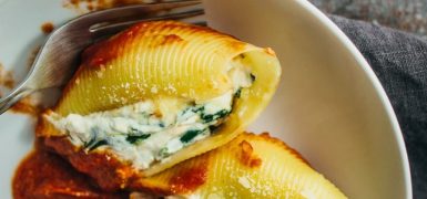 Easy ricotta cheese stuffed shells with spinach