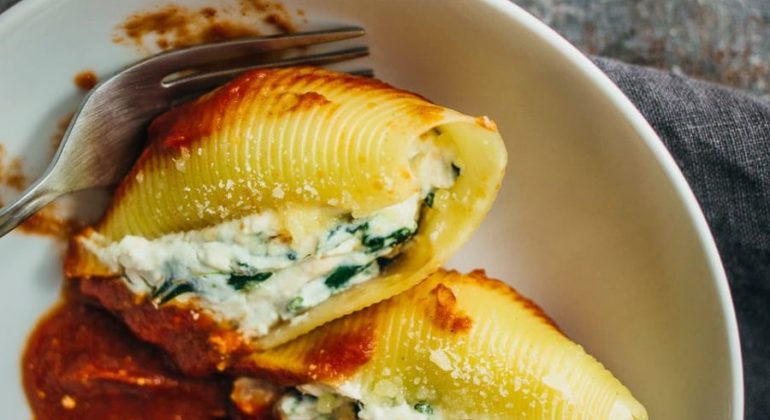 Easy ricotta cheese stuffed shells with spinach
